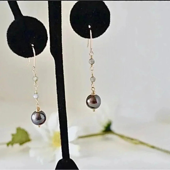 Black Pearl earring, Labradorite Gemstone, Gifted To The Press, Dangle Earrings - Picture 3 of 4